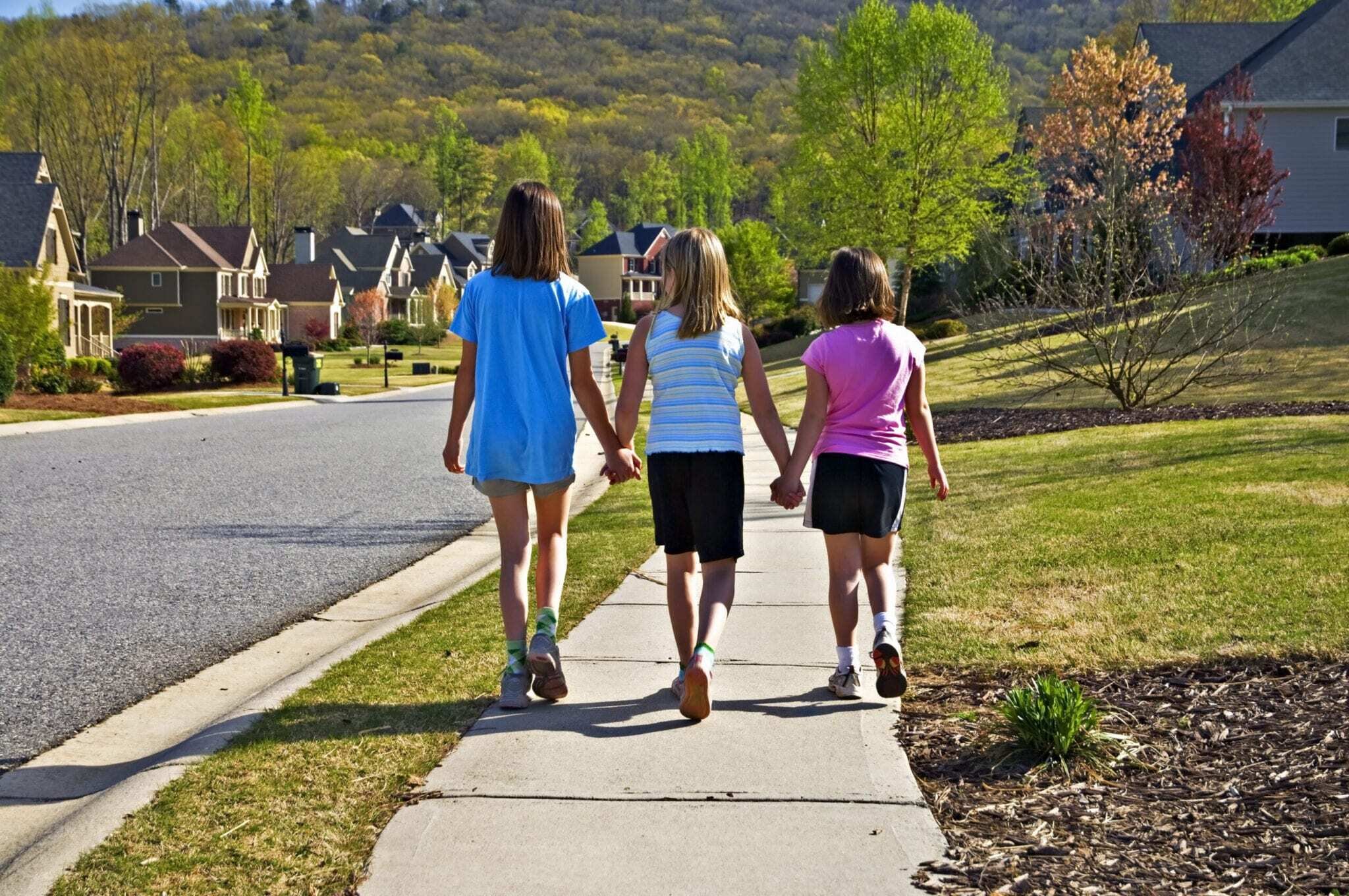 С какой стороны идти девушке. Три девочки гуляют. Подруги гуляют. 3 Девушки идут. Пять девочек гуляют.